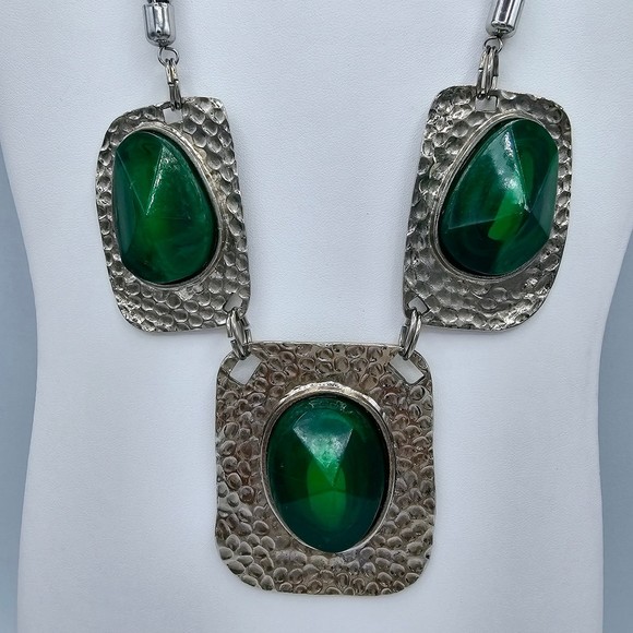 Statement Necklace Unique Green Gem Hammered Silvertone Metal 18" - Picture 3 of 7
